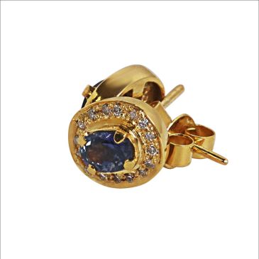 round-incrusted-diamond-studs-with-sapphire-set-in-18k