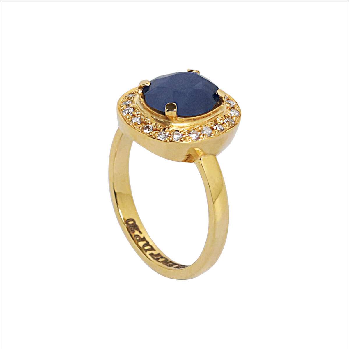 Gold Ring 3.21ct sapphire Encrusted with diamonds set in 18k gold.